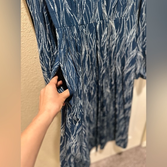 Chelsea28 Nordstrom Celeste Stripe Blue-Ivory Midi Dress V-neck , size M - Picture 3 of 11